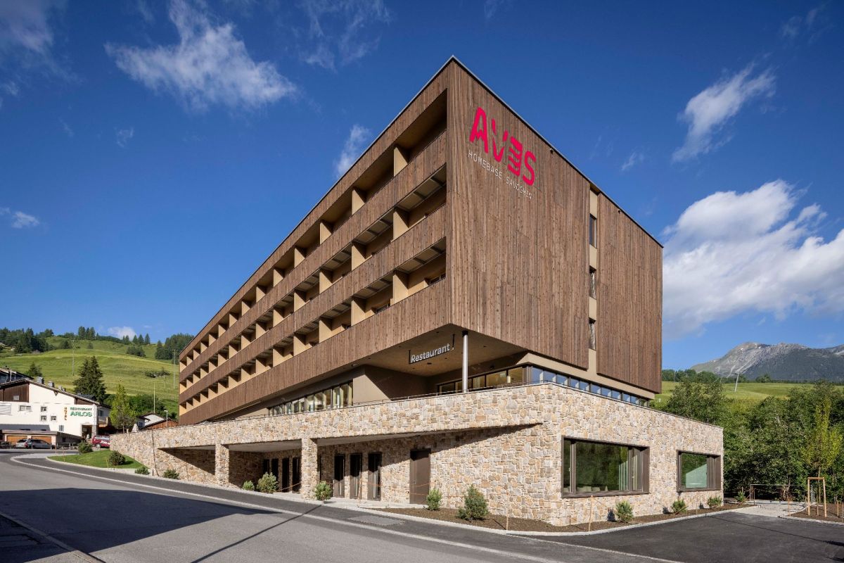 AVES_Savognin_Hotel_Aussenansicht_2_Logo.jpg